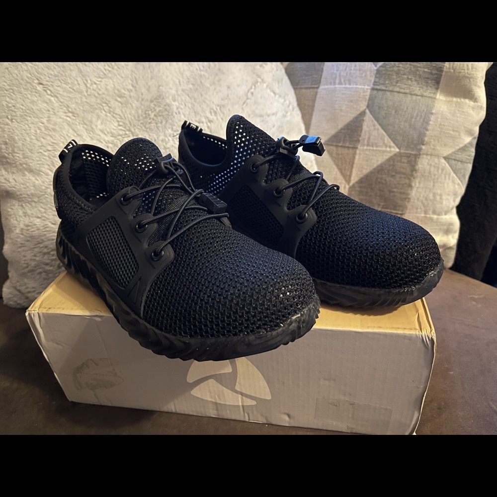 Invincible Shoes Defender - Size 9.5 Womens